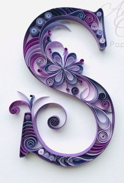 Quilling Ideas Letters, Quilling Letters Alphabet, Quilling Ideas Unique, Free Quilling Patterns, Diy Quilling Crafts, Quilling Letters, Arte Quilling, Paper Quilling For Beginners, Quill And Ink