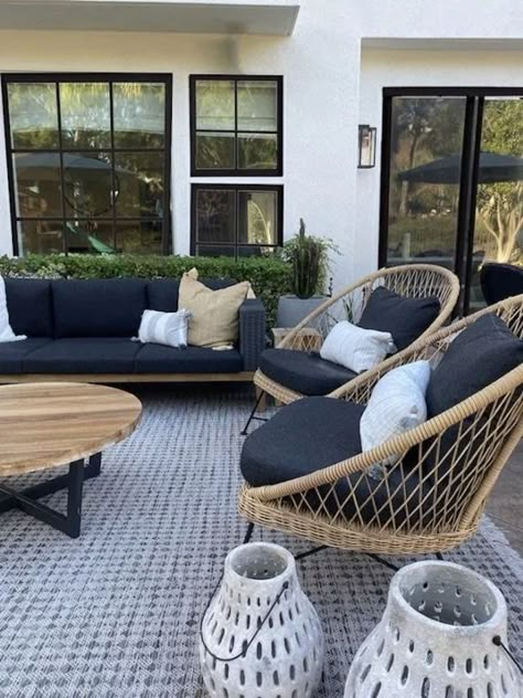 Grey Lounge Chair, Patio Inspiration, Backyard Furniture, Diy Outdoor Decor, Diy Garden Furniture, Furniture Patio, Outdoor Living Room, Modern Patio, Deck Furniture