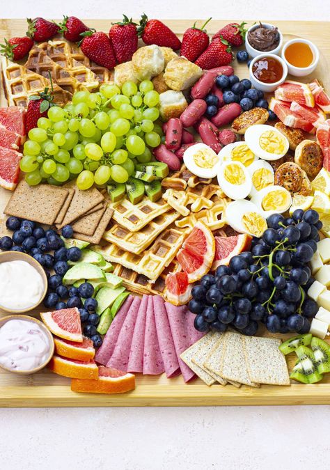 Here’s an incredibly easy brunch charcuterie board idea for your next gathering. It’s a guaranteed crowd-pleaser featuring sweet and savory brunch favorites! Brunch Charcuterie Board, Brunch Favorites, Brunch Charcuterie, Savory Brunch, Bread Zucchini, Squash Bread, Charcuterie Board Meats, Dairy Free Pumpkin, Zucchini Bread Recipe