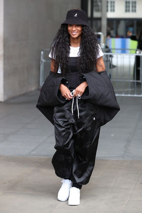 Bucket Hat Outfit 90s, Bucket Hat Outfit Ideas, Hat Outfit Ideas, Bucket Hat Outfits, Ciara Style, Looks Hip Hop, Bucket Hat Outfit, Kangol Hats, 90s Inspired Outfits