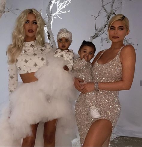 Khloe True Stormi & Kylie at Kardashian/Jenner Christmas Party Kylie And Khloe, Jenner Christmas, Good Morning Gorgeous, Celebrity Families, Kardashian Jenner, Khloe Kardashian, Christmas Aesthetic, Christmas Outfit, White Formal Dress