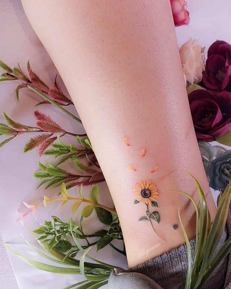 Flor de girasol por Alynana Tattoos - Tatuajes para Mujeres Type Tattoo, Anklet Tattoos, Sunflower Tattoos, Jesus Love, Cool Small Tattoos, Badass Tattoos, Girly Tattoos, Sunflower Tattoo, Baby Tattoos