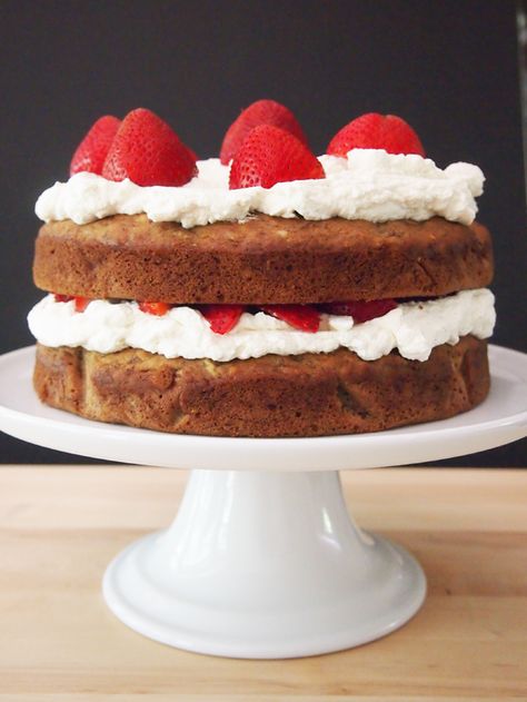 Strawberry Banana Shortcake Layer Cake Strawberry Banana Desserts, Strawberry Cake Ideas, Banana Layer Cake, Chimney Cakes, Banana Desserts, Shortcake Cake, Chicory Recipe, Cakes Simple, Cake Banana