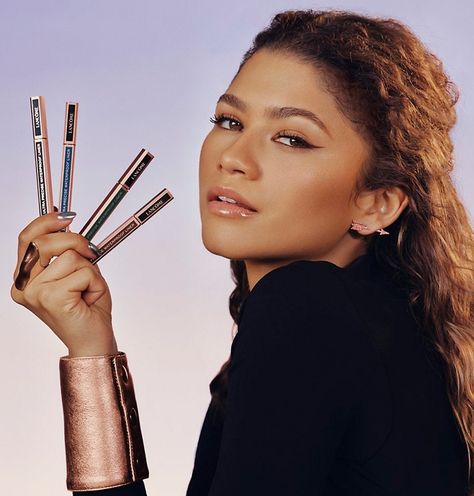 Easy Eyeliner, Lancome Idole, Eyeliner Application, Simple Eyeliner, Zendaya Style, How To Apply Eyeliner, Zendaya Coleman, Curly Hair Inspiration, Beauty Shoot