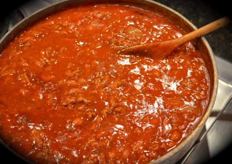 Easy Chili With Pork And Beans Easy Chili Bean Recipe, Quick Chili Recipe, Delicious Chili Recipe, Pork And Beans, Ground Beef Chili, Spaghetti Bolognaise, Bean Chili Recipe, Pork N Beans, Chili Soup