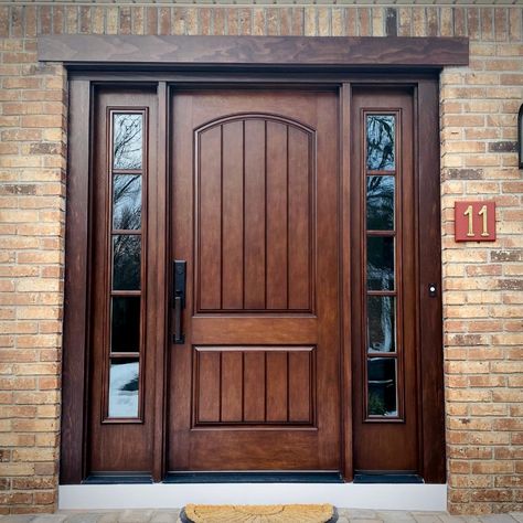 Classic Craft® Founders Collection™ | Mahogany Grain | CCR205 | Therma-Tru Doors Mahogany Exterior Doors, Colonial Interior Design, Wood Front Entry Doors, Entry Door With Sidelights, Exterior Entry Doors, Modern Entrance Door, Custom Front Doors, Fiberglass Entry Doors, Main Entrance Door Design