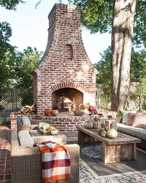 Get the most out of the season's cool weather! Check out our tips for creating an outdoor living room, and you won't want to go back inside. Link's in the profile! #thecottagejournal #fallstyle #decorinspo Design Grill, Outdoor Fireplace Designs, Backyard Cottage, Outdoor Fireplace Patio, Backyard Fireplace, Casa Exterior, Backyard Spaces, Outside Living, Have Inspiration