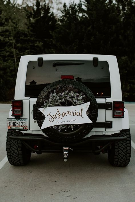 Jeep Wedding, Wedding Getaway Car, Chic Wedding Style, Just Married Sign, Greenery Wedding Bouquet, Just Married Car, Bridal Car, Wedding Car Decorations, Indoor Wedding Receptions