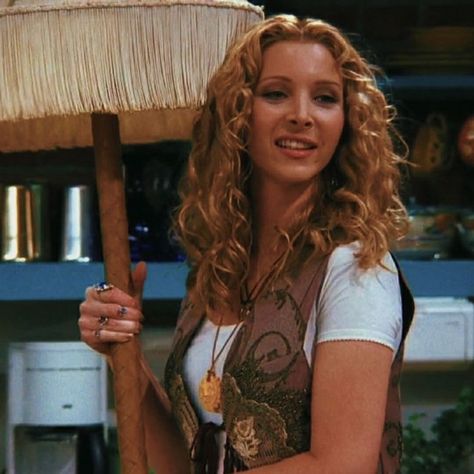 phoebe buffay style fashion Sitcom Screencaps, Phoebe Buffay Style, Lisa Kudrow Friends, Phoebe Buffay Outfits, Pretty Vibes, Lisa Kudrow, Hippie Baby, Phoebe Buffay, Comfort People