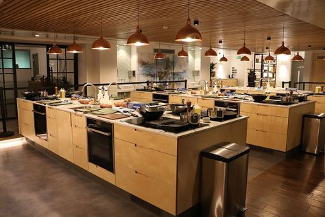 Five reasons to take a cookery class | YorkMix Cooking Room School, Creative Workshop Ideas, Cooking School Interior, Cooking School Design, Cooking Class Kitchen, Cooking Classes Design, Workshop Kitchen, Kitchen Workshop, School Kitchen