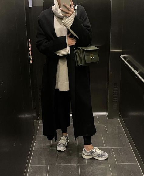 Waterproof Jacket Outfit, Old Money Sneakers, Old Money Shoes, Winter Inspo Outfits, Rich Person, Money Clothing, Nyc Fits, Cold Fashion, Korean Outfit Street Styles