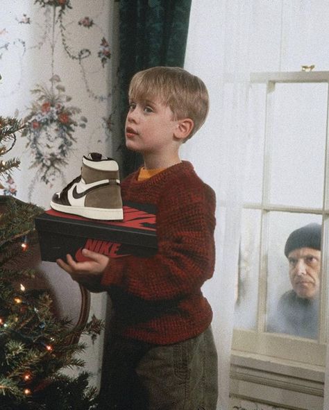 OC ™ on Instagram: “Kevin’s time of the year. 🎁” Kevin Alone At Home, Home Alone Kid, Kevin Home Alone, Kevin Mccallister, Home Alone Movie, Macaulay Culkin, Basketball Wallpaper, Rap Aesthetic, Nike Wallpaper