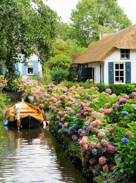 The tiny town of Giethoorn, Holland—the "Venice of the Netherlands" Romantic Gardens, Places Photography, Stunning Architecture, Beautiful Cottages, Netherlands Travel, Thatched Roof, Magical Places, Travel Europe, European Travel