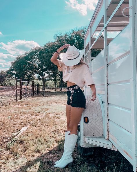 Georgia Rodeo Outfits, 2023 Country Outfits, Western Outfit Inspo Concert, 2024 Rodeo Outfits, Country Stampede Outfits, California Cowgirl Outfits, All Black Cowgirl Outfit Rodeo, Small Town Rodeo Outfit, Fair And Rodeo Outfits