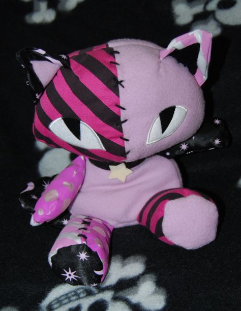 Emily cats purple 1 Cats Purple, Creepy Stuffed Animals, Emily The Strange, Cute Plushies, Yami Kawaii, Nothing To See Here, Scene Kids, Kawaii Plushies, Scene Emo