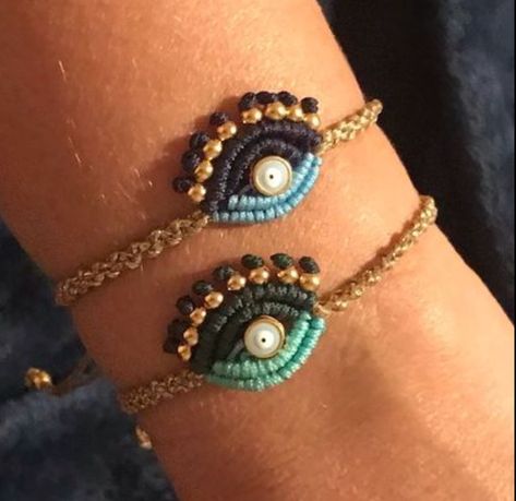 Macrame Evil Eye Bracelet, Macrame Rakhi, Macrame Eye, Evil Eye Bracelet Diy, Diy Jewelry Hacks, Woven Bracelet Diy, Diy Macrame Projects, Evil Eye Macrame, Micro Macrame Tutorial