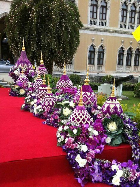 Thai Centerpiece, Upscale Wedding Decor, Banana Leaf Art, Thai Flower, Exhibition Display Design, Tropical Flower Arrangements, Wedding Stage Design, Wedding Arch Flowers, Arch Flowers