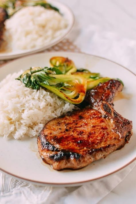 These Asian pork chops are marinated for a quick 20 minutes and then seared to perfection for a fast, easy, and delicious dinner! Source: thewoksoflife.com Asian Inspired Pork Chops, Asian Pork Chop Recipes, Pork Chop Recipes Oven, Asian Pork Chops, Pork Ideas, Lazy Meals, Asian Pork Recipes, Center Cut Pork Chops, Seared Pork Chops