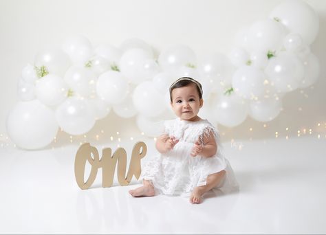 All White Cake Smash Photoshoot, January Cake, Portraits For Kids, Bday Pics, Baby Photography Poses, Cake Smash Theme, Baby Birthday Decorations, Children Portraits, First Birthday Pictures