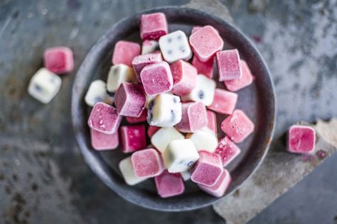 Eine gesunde Erfrischung, die selbst ins kleinste Gefrierfach passt: Unsere Joghurt-Bites mit Heidelbeeren, Erdbeeren und Himbeeren sind genau das richtige für heiße Tage. Hygge Food, Tv Snack, Easy Low Carb Snacks, Fro Yo, Low Carb Sweets, Sugary Food, Sweets Cake, Nice Cream, German Food