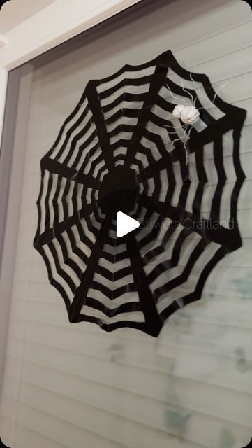 Spiderweb Trash Bag, How To Make Spider Webs, Halloween Spider Web Decorations, Spider Web Diy, Halloween Apps, Spider Web Craft, Diy Halloween Food, Spider Web Halloween Decorations, Fun Diy Halloween Decorations