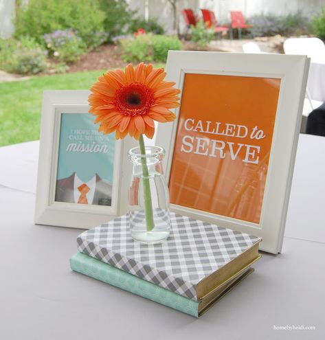 Centerpieces Using Books, Casual Centerpieces, Easy Diy Centerpieces, Frames With Flowers, Mission Farewell, Farewell Decorations, Simple Centerpieces Diy, Book Centerpieces, Easy Books