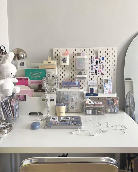 new desk set up Desk Anatomy, Kpop Desk, Future Bedroom, Desk Set, Study Inspiration, Room Inspo, Anatomy, Vision Board, Desk