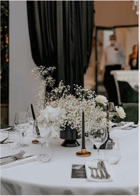 Black Vases Wedding, White Wedding Flowers Table, Cocktail Table Decor, Wedding Welcome Table, Monochromatic Wedding, White Cocktail Tables, White Wedding Centerpieces, Event Centerpieces, Table Floral Arrangements