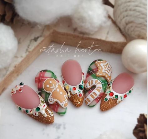 Cookies Nails, Beautiful Christmas Cookies, Pink Christmas Nail Designs, Fun Christmas Nails, Pink Christmas Nail, Winter Nail Art Designs, Nail Art Noel, Bread Man, Holiday Nails Christmas