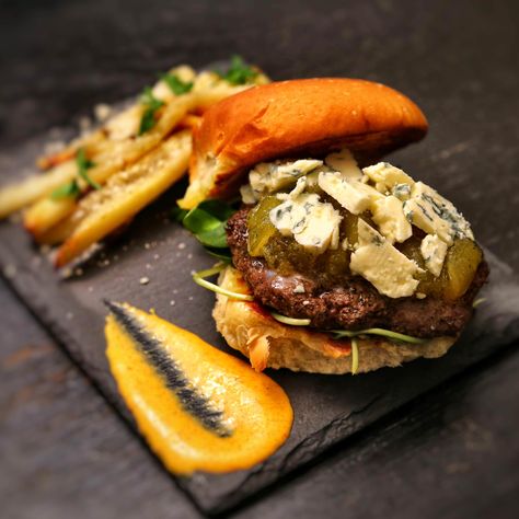 [Homemade] Kobe burger with blue cheese and granny smith apple chutney Burger Plating Ideas, Burger Plating, Red Pepper Aioli, Fine Dining Plating, Plated Food, Apple Chutney, Best Burger Recipe, Granny Smith Apple, Kobe Beef