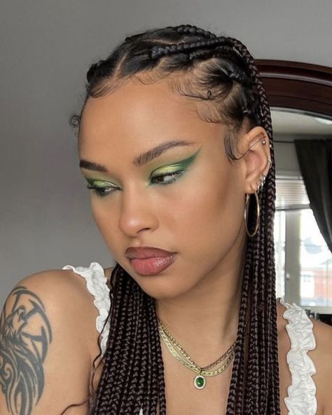 #CharliXCX has spoken and brat green is now the colour of 2024. Swipe for some inspo and hit the link in our bio to find out how to integrate the hue into your everyday beauty routine 💚 📷 @charli_xcx @rowisingh @pinterest @badgirlsgoodnails @makeupbysamanthaharvey Maddy Green Makeup, Green Goth Eye Makeup, New Makeup Looks 2023, Fairy Green Makeup, Fairy Makeup Aesthetic, Green Makeup Looks, Makeup Verde, Pop Makeup, Maddy Perez