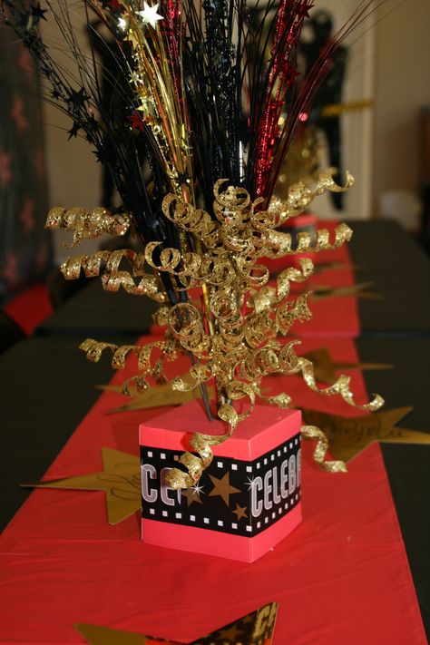 Red Carpet Party Centerpieces... Red Carpet Party Centerpieces, Oscar Party Decorations, Hollywood Theme Party Decorations, Red Carpet Sweet 16, Red Carpet Theme Party, College Theme, Deco Cinema, Hollywood Birthday Parties, Army Theme