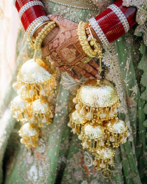 Kaleere Punjabi, Punjabi Aesthetic, Sikh Bride, Anand Karaj, Cartoon Pictures, Royal Brides, Bridal Bangles, Sikh Wedding, Cute Cartoon Pictures