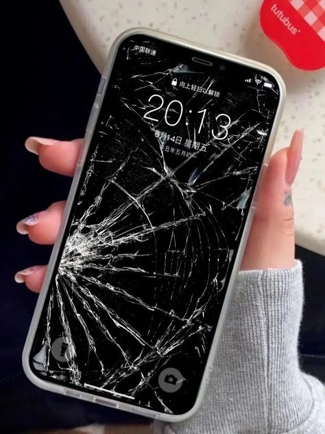 ester en TikTok Cracked Iphone Screen, Jennifer Aniston Videos, Broken Iphone Screen, Cracked Iphone, Apple Store Gift Card, Fridge Photos, Broken Video, Sweetheart Quotes, Iphone Screen Repair