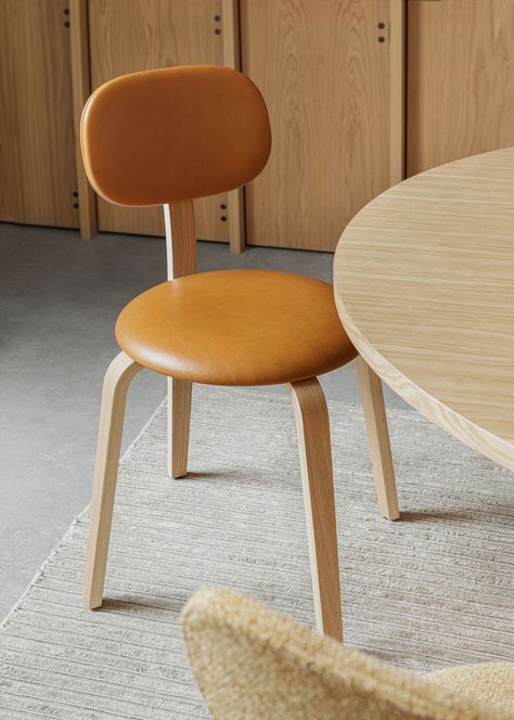 Absolutely love this update on the Bauhaus inspired Afteroom chair, this time with a plywood base, upholstered in leather. An all round versatile chair, perfect for a minimal home workspace, part of the MENU Connected Spaces collection for 2020. #chairdesign #nordicdesign #MENUdesign #danishdesign Minimal Chair, Minimal Chairs, Copenhagen Furniture, Dining Chair Upholstered, Plywood Design, Curved Chair, Plywood Chair, Elegant Chair, Dining Chair Design