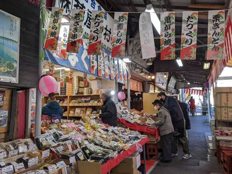 Tsukiji Fish Market: A Guide for Visitors | Tokyo Cheapo Tokyo Fish Market, Tsukiji Market, Tokyo Bucket List, Best Food Delivery Service, Tokyo Winter, Tsukiji Fish Market, Types Of Sushi, Bluefin Tuna, Tsukiji