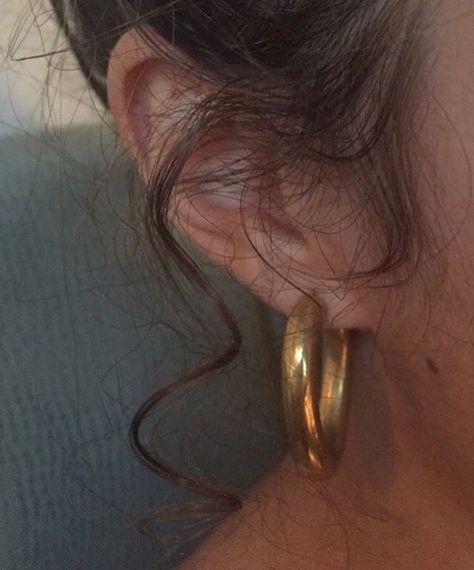 Everyday Jewelry Aesthetic, Gold Hoops Aesthetic, Jewelry Aesthetic Earrings, Hoops Aesthetic, Golden Brunette, Hoop Earrings Aesthetic, Earrings Aesthetic, Gold Girl, Cinnamon Swirl