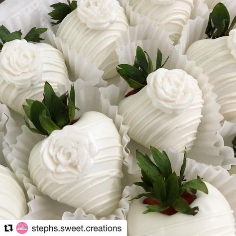 #Repost @stephs.sweet.creations ・・・ Chocolate Covered Strawberries 👰🏻🎩🍓✨ #Wedding #DessertTable #WeddingDessertTable… White Strawberries Chocolate, Wedding Dipped Strawberries, Bride Chocolate Covered Strawberries, Bridal Shower Chocolate Covered Strawberries, Wedding Strawberries Chocolate, Chocolate Strawberries Wedding, Sage Green Chocolate Covered Strawberries, Chocolate Covered Strawberries For Wedding, Bridal Shower Strawberries