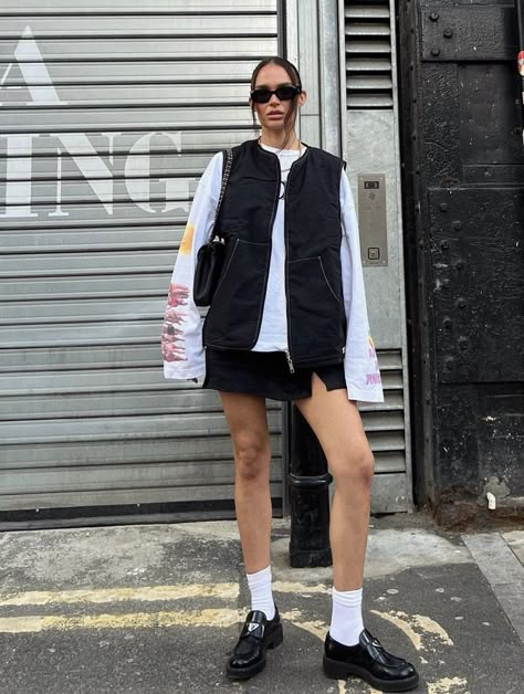 Chill Skirt Outfits, Tomboy Skirt Outfit, Zara Dress Outfit, Taiwan Outfit, Skirt Street Style, Aesthetic Fits, Miniskirt Outfits, Tomboy Outfits, Work Outfits Women