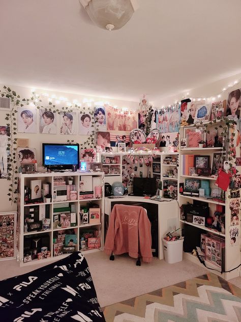 ᴮᴱJulia⁷⟭⟬🍓🧸𝖄𝖔𝖚'𝖑𝖑 𝕲𝖑𝖔𝖜 on Twitter: "The amount of times I have rearranged stuff in this room is ridiculous ahA but...this how it be lookin… " Army Bedroom, Army Decor, Army Room Decor, Army Room, Aesthetic Room Ideas, Neon Room, Dekorasi Kamar Tidur, Study Room Decor, Anime Room