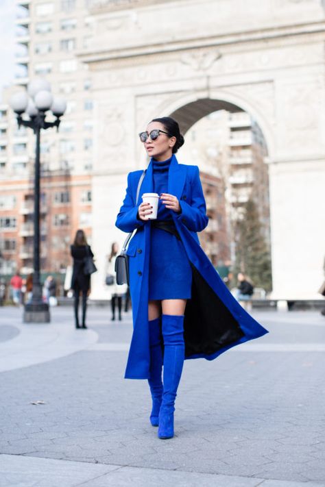 https://www.wendyslookbook.com/2019/12/monochromatic-outfits-winter-style/ Women's Monochromatic Outfits, Monochromatic Outfit Winter, Blue Outfit Winter, Mode Monochrome, Monochromatic Blue, Wendy's Lookbook, Casual Attire For Women, Monochromatic Fashion, Monochromatic Outfit