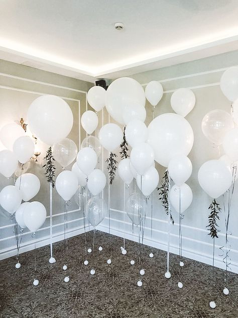 Balcony Party Decorations, White Flower Party Decor, White Balloons Engagement Party, Engagement Party Balloon Ideas, White Balloons Decorations, Getting Ready Room Ideas Wedding, White Engagement Party Decor, All White Party Theme, Balloons On Floor