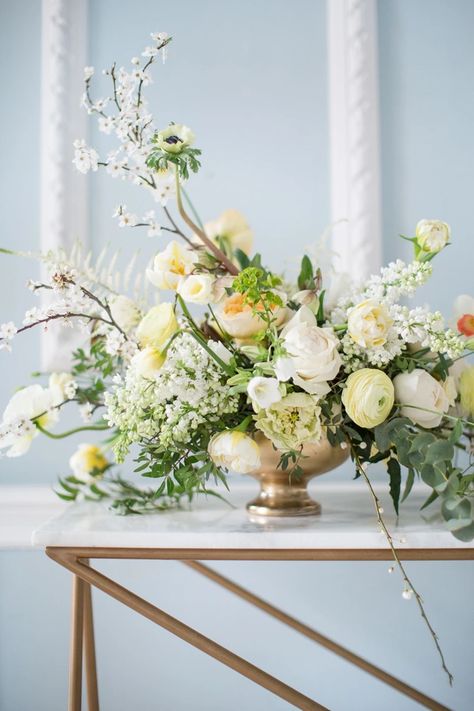 What Harry And Meghan's Wedding Might Look Like If They Eloped - Weddingchicks % Yellow And White Floral Centerpieces, White And Yellow Garden, White And Yellow Wedding Flowers, Yellow Wedding Florals, Yellow And White Centerpieces, White And Yellow Wedding, Yellow Wedding Centerpieces, Light Yellow Weddings, Whimsical Centerpiece