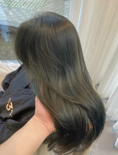 Olive Color Hair, Olive Hair Colour, Sleek Short Hair, Olive Hair, Dark Green Hair, Green Hair Dye, Hair Color Asian, Beige Hair, Korean Hair Color