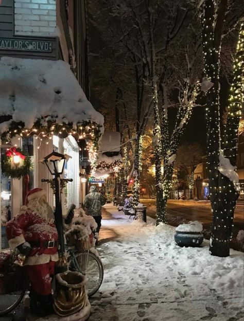 Best Christmas Destinations, Outdoor Christmas Decoration Ideas, Outdoor Decoration Ideas, Christmas Destinations, Christmas Dreaming, Christmas Vibe, Cosy Christmas, Christmas Memories, Christmas Town