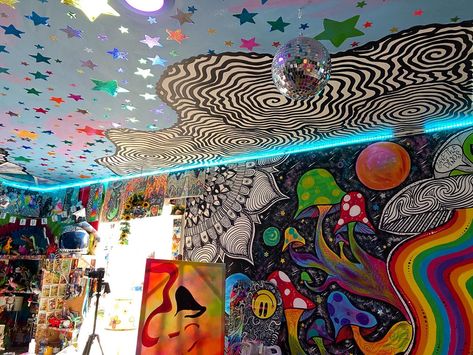 Trippy Paintings On Wall, Trippydraws Room, Trippy Wall Paintings Bedroom, Unique Wall Painting Ideas Creative, Trippy Wall Mural, Trippy Draws, Graffiti Bedroom, Bedroom Art Painting, Graffiti Room