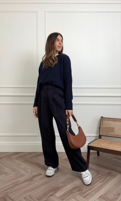 Navy Tailored Trousers Outfit, Dark Blue Trousers Outfit, Navy Trousers Outfit Women, Navy Trousers Outfit, Trousers Outfit Winter, Blue Trousers Outfit, Brown Trousers, Trouser Outfit, Navy Outfit