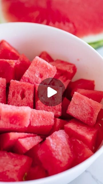 Karli on Instagram: "Watermelon season is approaching 🍉 Use these tips to help you cube your watermelon with ease! 

#bakingtips #watermelon #summer #bakinghack #tipsandtricks #baking" Cube Watermelon, Watermelon Season, Watermelon Hacks, Watermelon Cubes, Watermelon Summer, Cut Watermelon, Watermelon Juice, Baking Tips, Melon