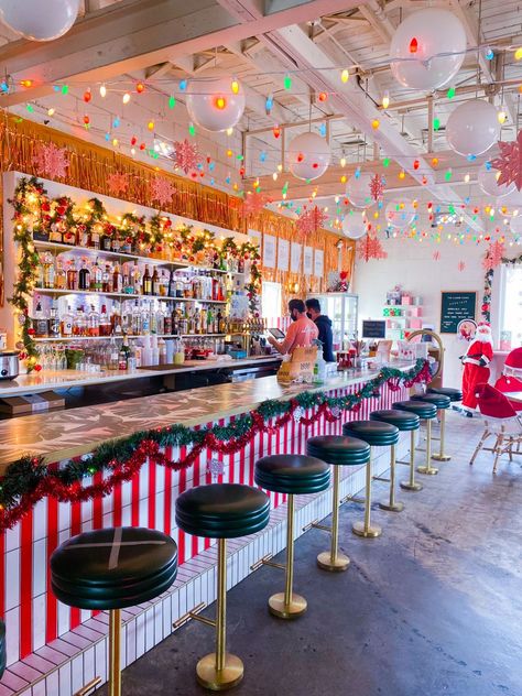 Pop Up Christmas Bar Ideas, Christmas Pop Up Bar Diy, Christmas Decorations For A Restaurant, Christmas Bar Decorations Restaurant, Restaurant Holiday Decor, Christmas Decor Ideas Restaurant, Christmas Bar Decor, Restaurant Christmas Decor Ideas, Christmas Decor Restaurant