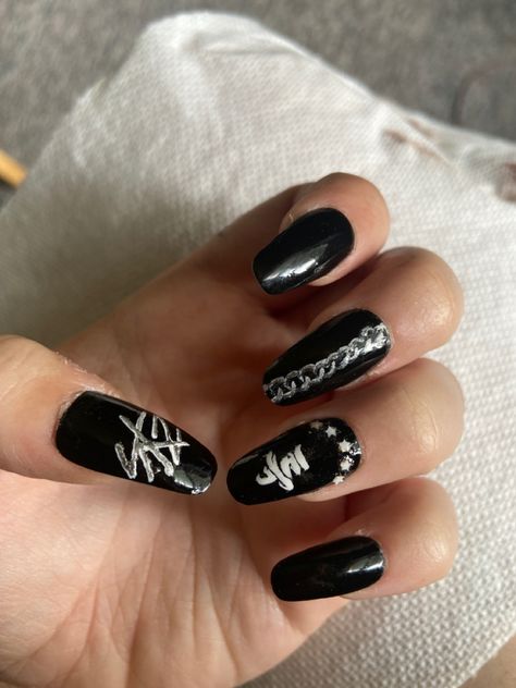 Black glossy nails with a chain down the middle nail, Stray Kids newest album logo on the ring nail, and the SKZ logo on the thumb. Skz Nails, V Happy, S Class, Low Key, Nail Ideas, Key, Nails, Mexico